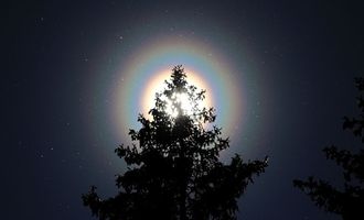 В небе над Финляндией появились радужные кольца вокруг Солнца: что вызвало их появление