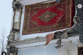 Символ стойкости: волонтер показала настенные часы в квартире разрушенного дома в Николаеве