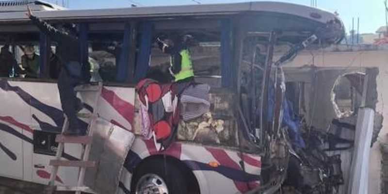 Автобус с паломниками врезался в дом: 19 погибших, более 30 искалеченных