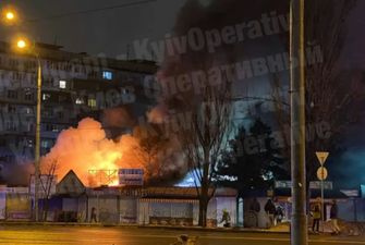 В Киеве произошел масштабный пожар на рынке: появилось видео