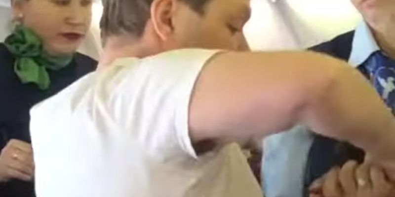 Росіянка влаштувала п'яний дебош на борту літака, довелося втихомирювати її скотчем