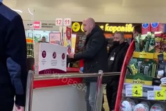 Мужчина устроил погром в супермаркете из-за маски: бросался на кассира и охрану
