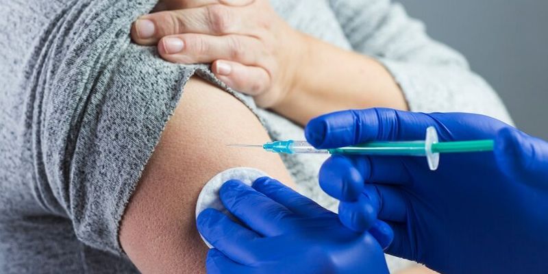 В Украине вакцинацию против коронавируса могут сделать обязательной: кого коснется