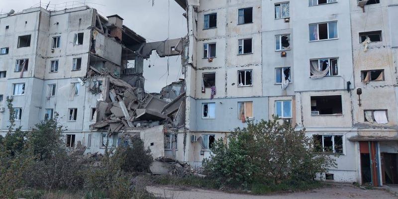 Россияне снесли подъезд пятиэтажки в Херсонской области: ужасные фото