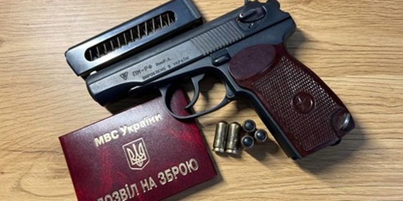 ​Украинцы активно покупают оружие: сколько разрешений выдали с 2023 года