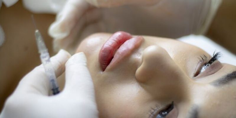 В Великобритании 24-летняя женщина едва не задохнулась после процедуры увеличения губ