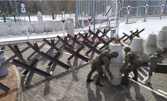Польша на границе с Беларусью устанавливает противотанковые ежи