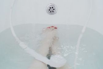 Налила у ванну хлору: у Тернополі рятують дівчину з хімічним опіком