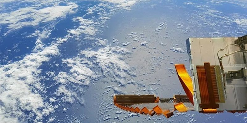 Китайский космический корабль Шэньчжоу-12 возвращается на Землю
