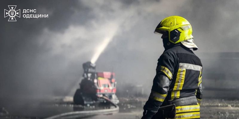 В Одесской области бушует масштабный пожар, спасатели привлекли роботов. Фото