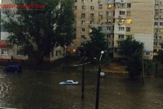 Реки вместо дорог: В Одессе вследствие ливня затопило улицы, авто ушли под воду
