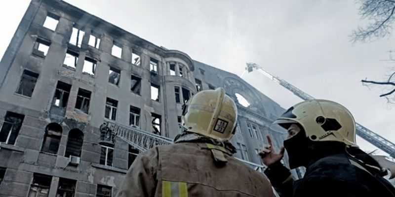 Пожар в одесском колледже: спасатели разбирают сгоревшие конструкции и ищут пропавших
