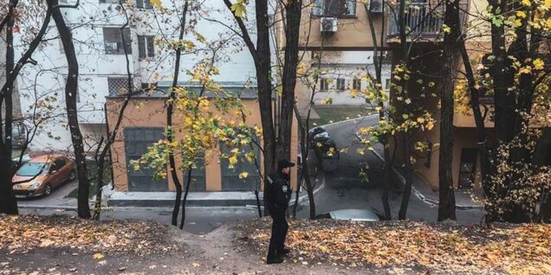 В Киеве на территории университета культуры повесился парень: первые фото с места ЧП