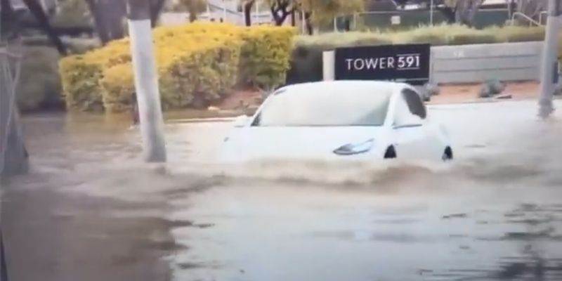 Электромобиль-амфибия: Tesla Model 3 показала свои возможности во время наводнения