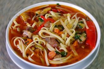 Азиатский суп с ребрами и лапшой