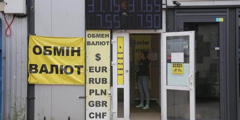 Курс гривни в столичных обменниках снова ослаб: сколько стоит валюта