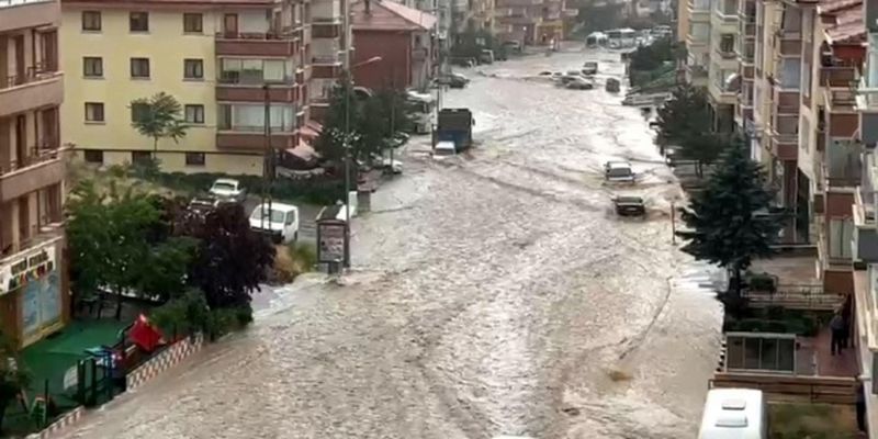 Число жертв наводнения и селей в Анкаре возросло до четырех