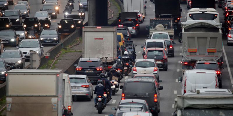 Забастовки во Франции: пробки протяженностью почти 600 км и взвинченные цены на такси