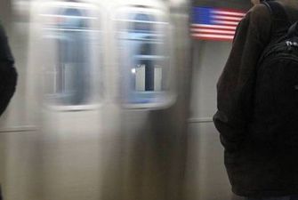 В Нью-Йорке бомж толкнул женщину под поезд и объявил, что он "бог"