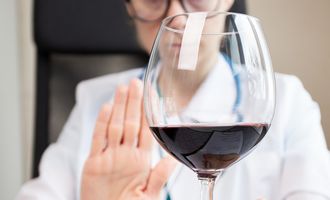 Даже небольшое количество: врачи рассказали о влиянии алкоголя на развитие рака