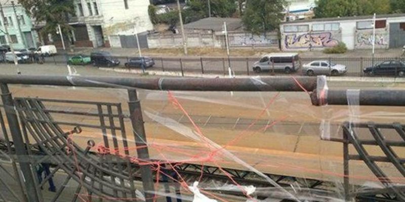 Киевские коммунальщики "отремонтировали" мост скотчем и нитками