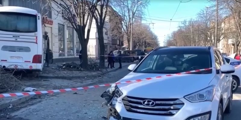 В Одессе пассажирский автобус протаранил 4 машины и врезался в дом: есть погибшие