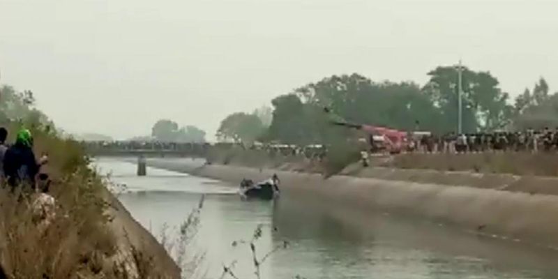 В Индии переполненный автобус сорвался с моста, минимум 40 человек погибли