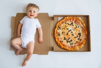 Дитина як шматочок піци: мама фотографувала, як ріс її син протягом року – ефектні кадри