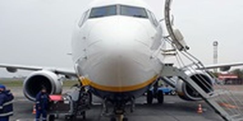 ЧП в аэропорту Одессы: птица попала в двигатель самолета