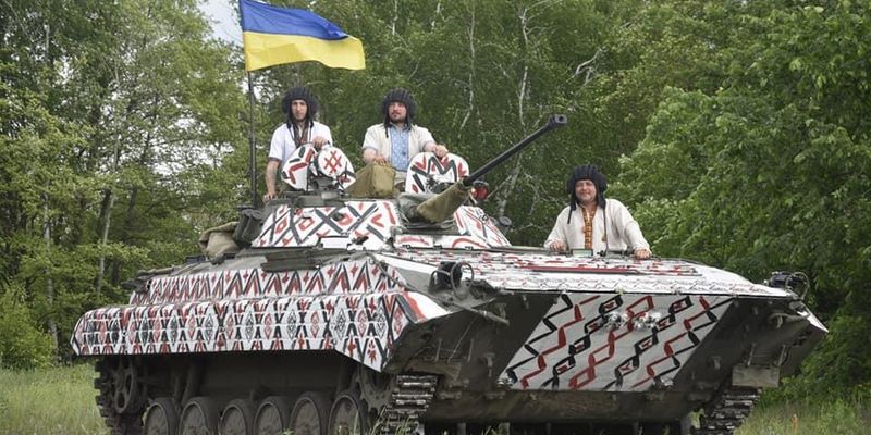 Військові оригінально привітали українців, "вдягнувши" БМП у вишиванку