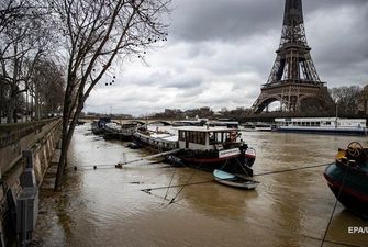 В Париже наводнение, Сена вышла из берегов