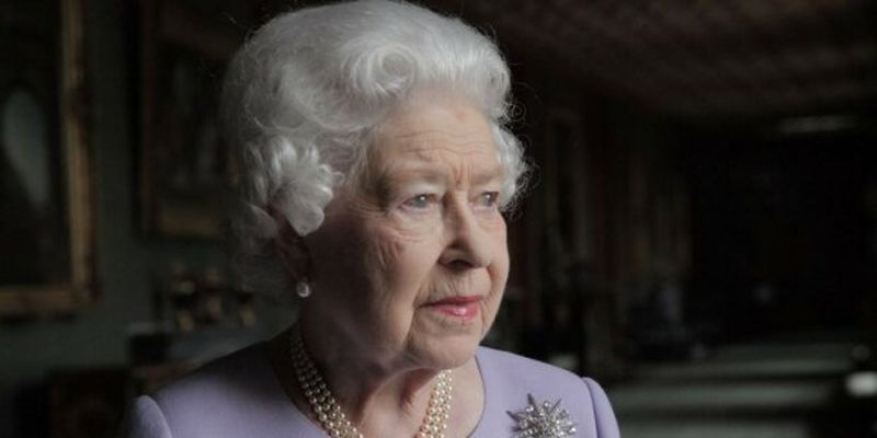 Життя Єлизавети ІІ у небезпеці: люди зі зброєю оточили Букінгемський палац, на вухах весь Лондон