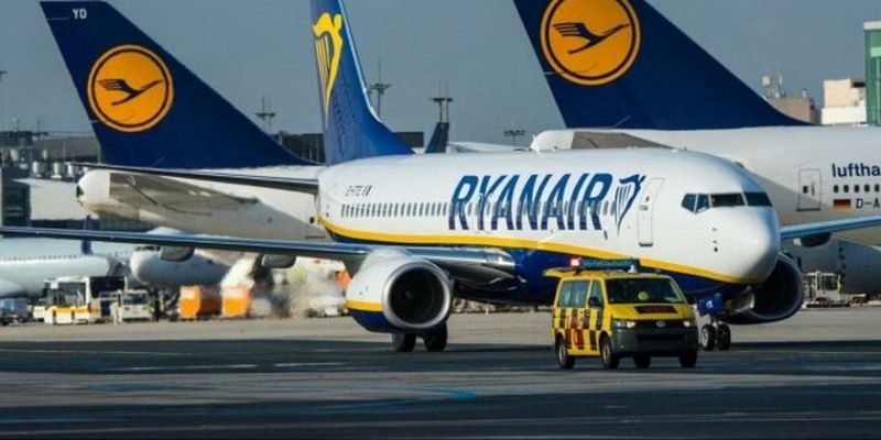 Boeing 737 авіакомпанії Ryanair спалахнув, як факел в повітрі: перші кадри з літака