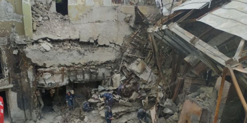 Целые грузовики трупов: оккупанты в Мариуполе разбирают развалины Драмтеатра
