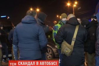 У Києві активісти на всіх в’їздах чекали на автобус, який висадив волонтерок посеред траси