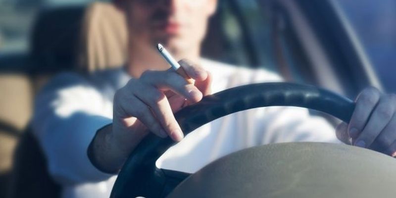 В Испании не будут штрафовать за курение за рулем
