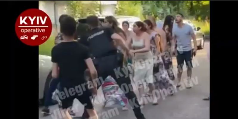 У Києві роми всім табором намагалися відбити винуватців ДТП, в якій постраждала жінка з дитиною
