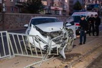 В Днепре пьяный водитель Porsche Cayenne снес ограждение и выехал на трамвайные пути