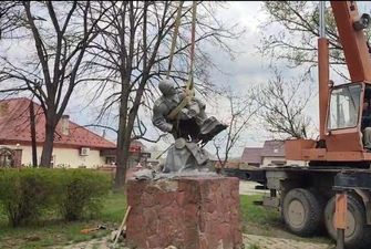 У Чернівцях також демонтували скульптуру Червоноармійці в бою