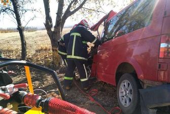 Рятувальники на Буковині деблокували водія з автомобіля, який потрапив у ДТП