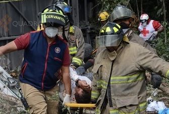 В Мексике автобус столкнулся тягачом: десятки раненых и погибших