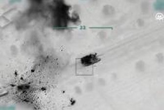 Турция показала с воздуха, как бомбит технику и людей Асада в Идлибе