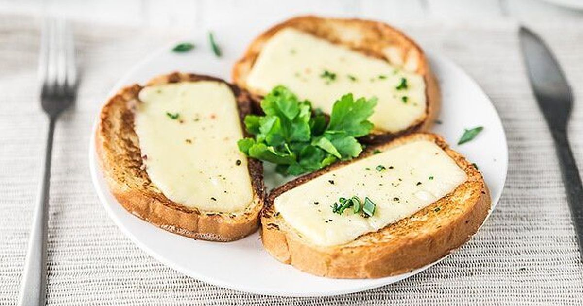 Завтрак бутерброд с сыром. Гренки с сыром. Бутерброд с маслом и сыром. Гренки , бутерброды на завтрак. Хлеб с сыром на завтрак.