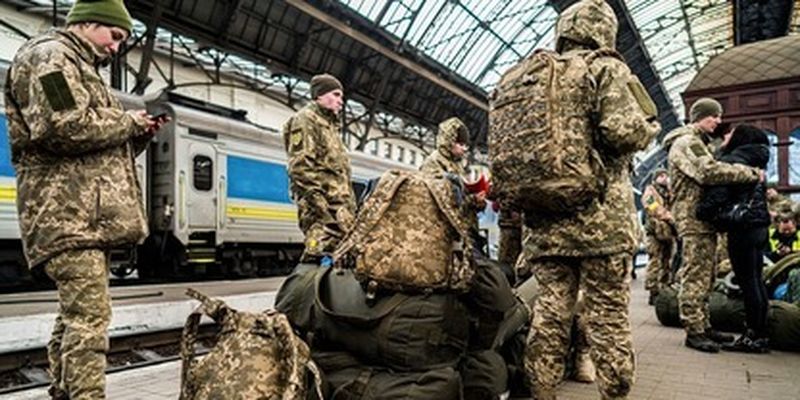 Сколько военнообязанных украинцев находится за границей: журналисты обнародовали цифры