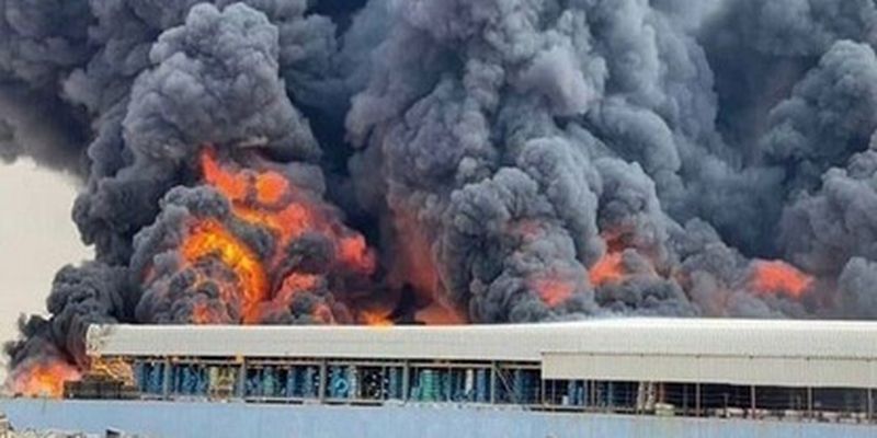 Столицу ОАЭ атаковали военные дроны - загорелись аэропорт и нефтебаза: видео