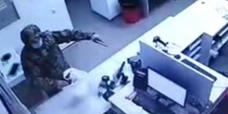 В Киеве грабитель с пистолетом ограбил «Новую почту»: появилось видео инцидента