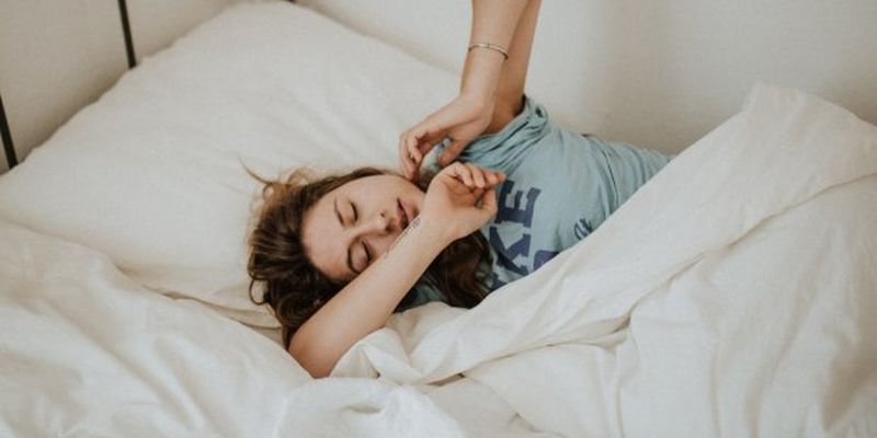Як якість сну впливає на те, яку їжу ми споживаємо
