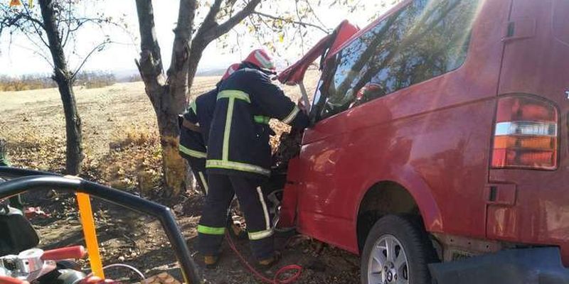 Рятувальники на Буковині деблокували водія з автомобіля, який потрапив у ДТП