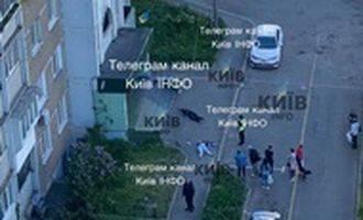 В Киеве женщина выпрыгнула с 14-го этажа и упала на прохожую - соцсети