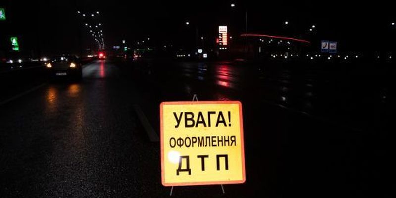 У Києві на Столичному шосе перевернулася фура: рух паралізовано